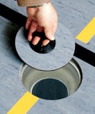 Abheben der Deckel mit Saugheber