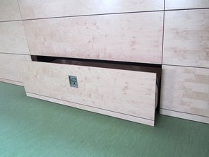 Flächenelastischer Sportboden HOPPE S 12 auf Fußbodenheizung sowie flächenelastische Prallwand aus Birke Multiplex-Platten