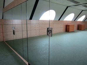 Flächenelastischer Sportboden HOPPE S 12 auf Fußbodenheizung sowie flächenelastische Prallwand aus Birke Multiplex-Platten